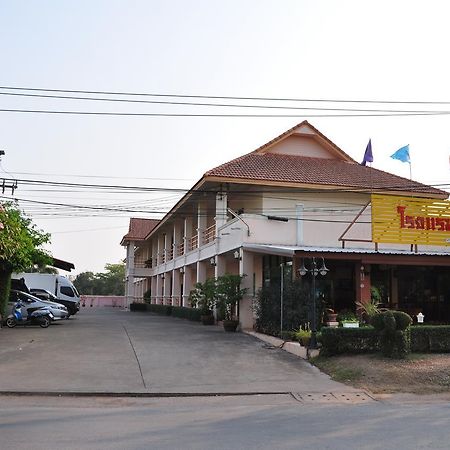 Poon Suk Hotel Kabin Buri Eksteriør billede
