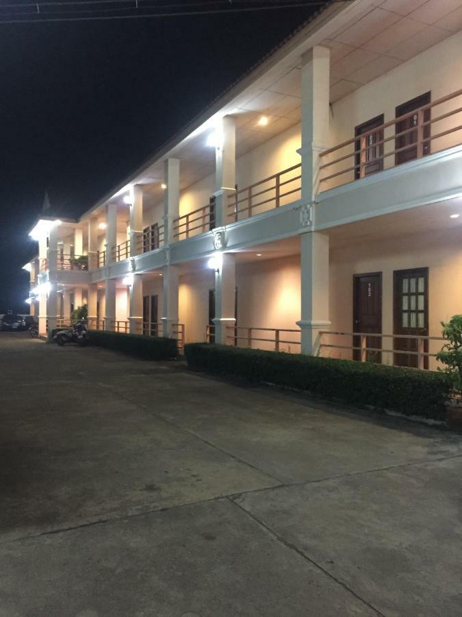 Poon Suk Hotel Kabin Buri Eksteriør billede